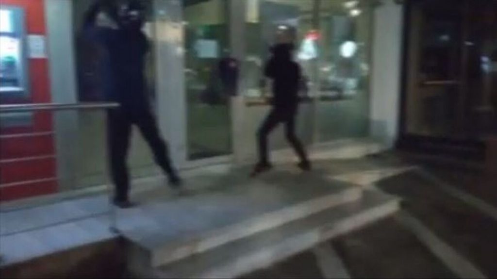 Βίντεο από τις επιθέσεις με βαριοπούλες σε υποκαταστήματα τραπεζών - ΕΛΛΑΔΑ