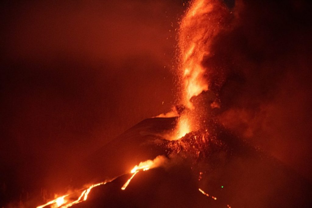 Λα Πάλμα: Κατέρρευσε μερικώς ο κύριος κρατήρας – Οι εκρήξεις συνεχίζονται - ΔΙΕΘΝΗ