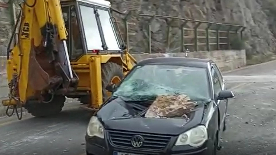 Δείτε βίντεο: «Ουρανοκατέβατος» βράχος έπεσε σε όχημα εν κινήσει στην Αράχωβα - ΠΕΡΙΕΡΓΑ