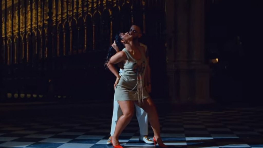 Ισπανία: Οργή για το βίντεο κλιπ «Άθεος»- Αισθησιακός χορός ράπερ και τραγουδίστριας σε ναό - ΠΕΡΙΕΡΓΑ