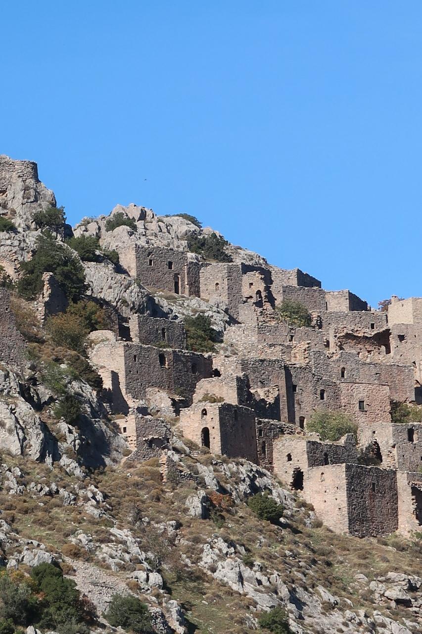 Η μοναδική κάτοικος ενός ερειπωμένου μεσαιωνικού οικισμού στη Χίο - ΕΛΛΑΔΑ