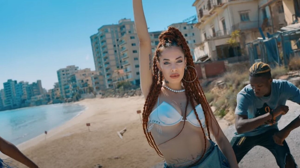 Τουρκοκυπριακή πρόκληση με βίντεο κλιπ στα Βαρώσια: Για «μίσος από τους Έλληνες» μιλά η τραγουδίστρια - ΕΘΝΙΚΑ