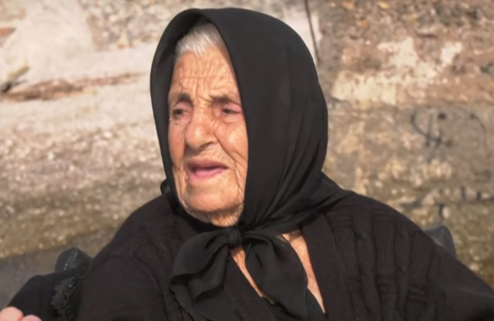 Μονεμβασιά: Γιαγιά 100 ετών έκανε ΚΑΙ την τρίτη δόση - ΕΛΛΑΔΑ