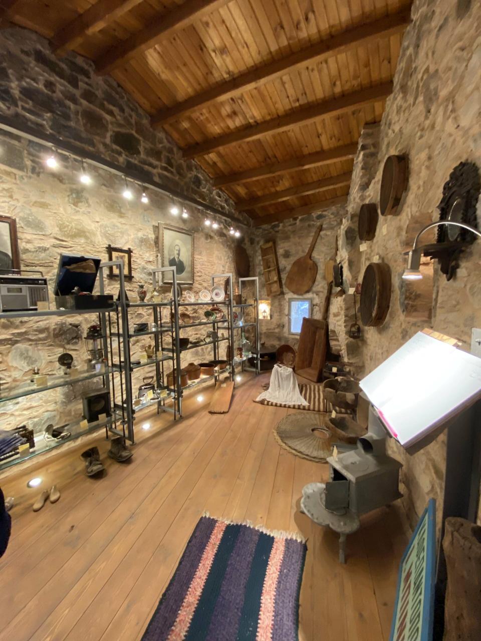 Ένα καφενείο χωρίς καφετζή κι ένα ξεχωριστό μουσείο στα Λεπτόποδα της Χίου - ΕΛΛΑΔΑ