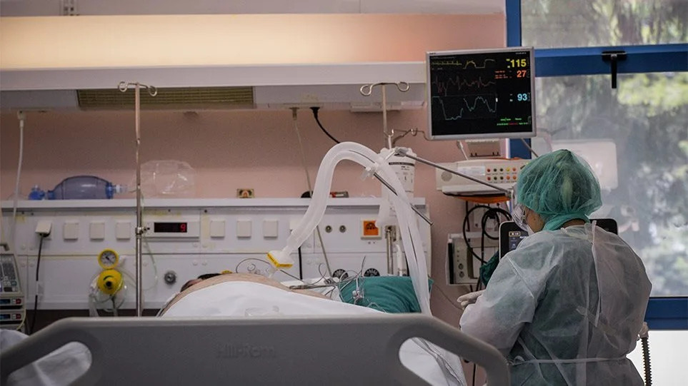 Βρέφος 2 μηνών διασωληνώθηκε στην Πάτρα – Αυξάνεται η πίεση στα νοσοκομεία - ΕΛΛΑΔΑ