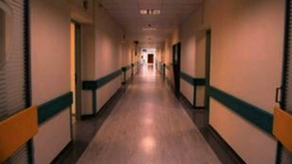 Χαμός με ασθενή αρνήτρια σε κλινική Covid στη Λαμία: Έτρεχε γυμνή στους διαδρόμους με σταυρό στο χέρι - ΕΛΛΑΔΑ