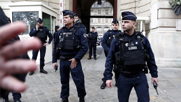 Παρίσι: Αστυνομικοί πυροβόλησαν κατά ανθρώπου με μαχαίρι σε σιδηροδρομικό σταθμό - ΔΙΕΘΝΗ