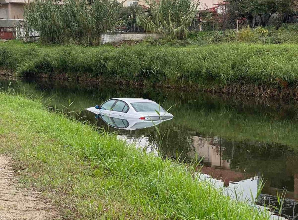 Τρίκαλα: Αυτοκίνητο έκανε «βουτιά» στο ποτάμι - ΕΛΛΑΔΑ