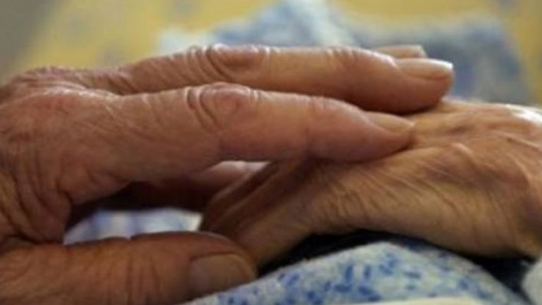 Ηράκλειο: Ηλικιωμένη έβαλε τέρμα στη ζωή της χρησιμοποιώντας το καλώδιο του φορτιστή κινητού - ΕΛΛΑΔΑ