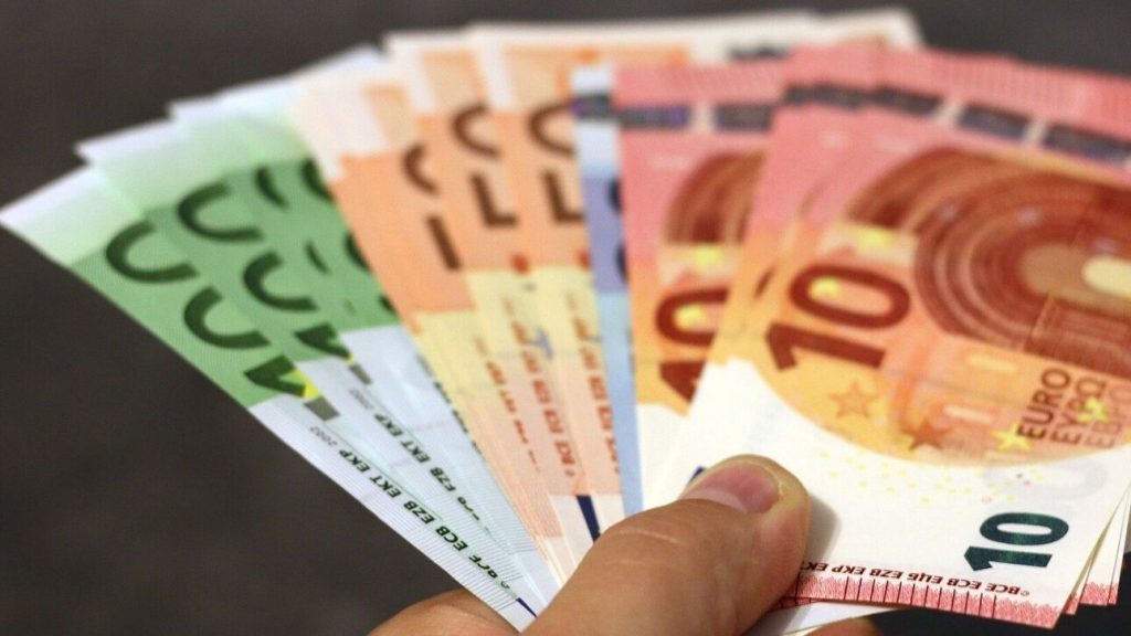 Κατώτατος μισθός: Φλερτάρει με τα 700 ευρώ – Τα σενάρια που εξετάζει η κυβέρνηση [πίνακες] - ΟΙΚΟΝΟΜΙΑ