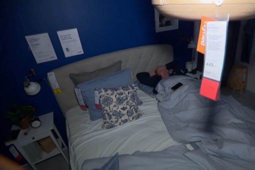 Δανία: Πέρασαν τη νύχτα στο ΙΚΕΑ όταν αποκλείστηκαν λόγω κακοκαιρίας - ΔΙΕΘΝΗ