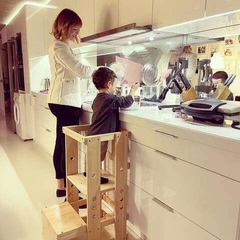 Ανίτα Μπραντ: Μαγειρεύει με τον γιο της στην εντυπωσιακή κουζίνα τους - LIFESTYLE