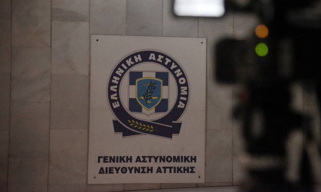 Από το 2013 η δράση του κυκλώματος παράνομων ελληνοποιήσεων – 30.000 ευρώ η ταρίφα για κάθε έγγραφο – Εμπλέκονται 34 αστυνομικοί - ΕΛΛΑΔΑ