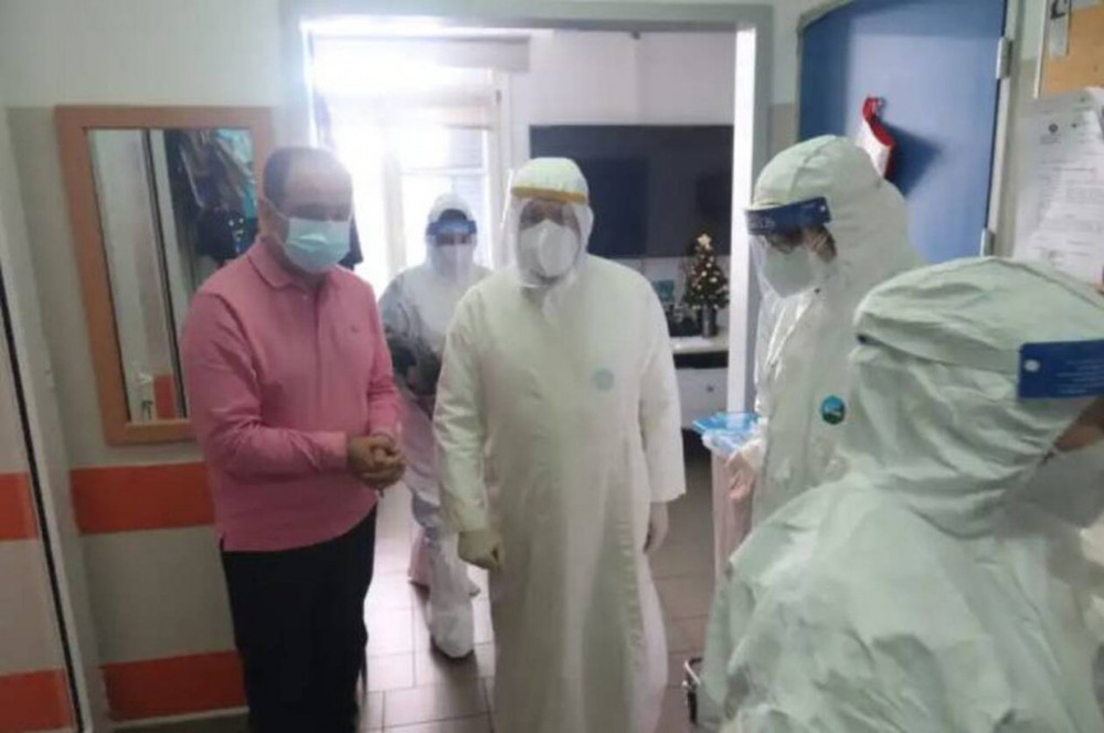 Ο Μητροπολίτης Σύρου φόρεσε νοσοκομειακή φόρμα και επισκέφτηκε τους νοσηλευόμενους με κοροναϊό - ΕΚΚΛΗΣΙΑ