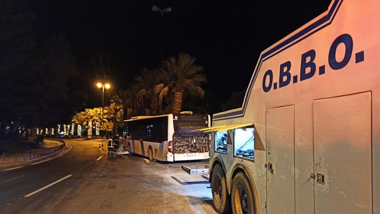 Βουλιαγμένη: Αστικό λεωφορείο καρφώθηκε σε φοίνικα στην Παραλιακή - ΕΛΛΑΔΑ