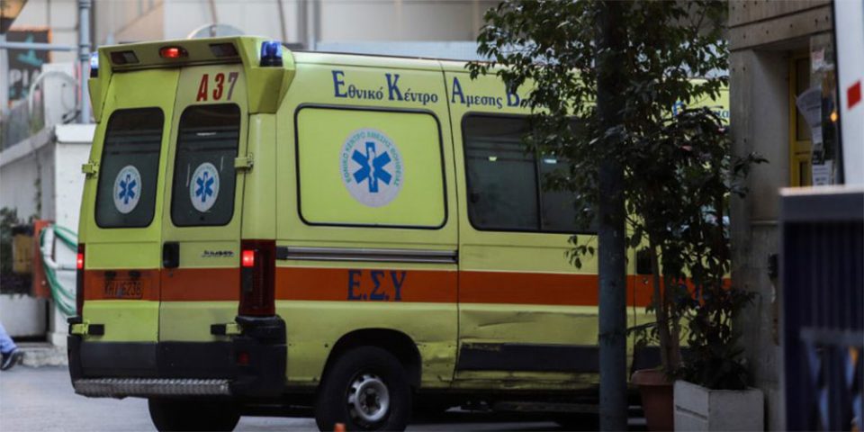 Τρόμος σε ασθενοφόρο στην Πάτρα: Μεθυσμένος απείλησε με όπλο τους διασώστες - ΕΛΛΑΔΑ