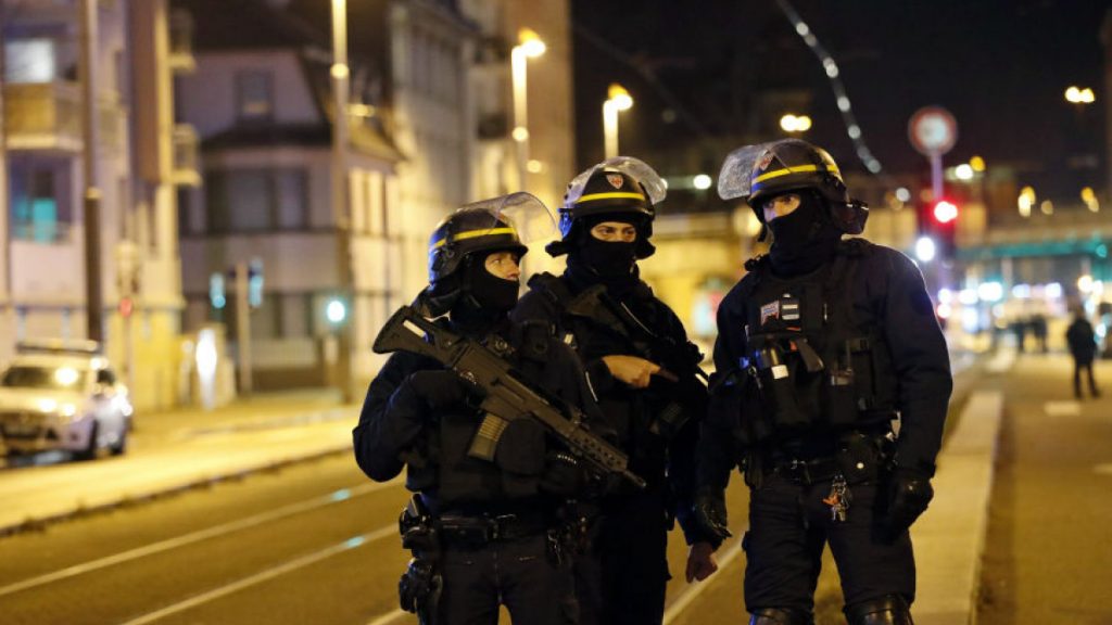 Γαλλία: Άνδρας ντυμένος νίντζα τραυμάτισε δύο αστυνομικίνες με ξίφος - ΔΙΕΘΝΗ