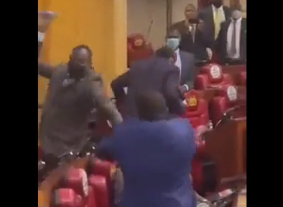 Πλακώθηκαν στο ξύλο στο κοινοβούλιο στην Κένυα! - ΔΙΕΘΝΗ