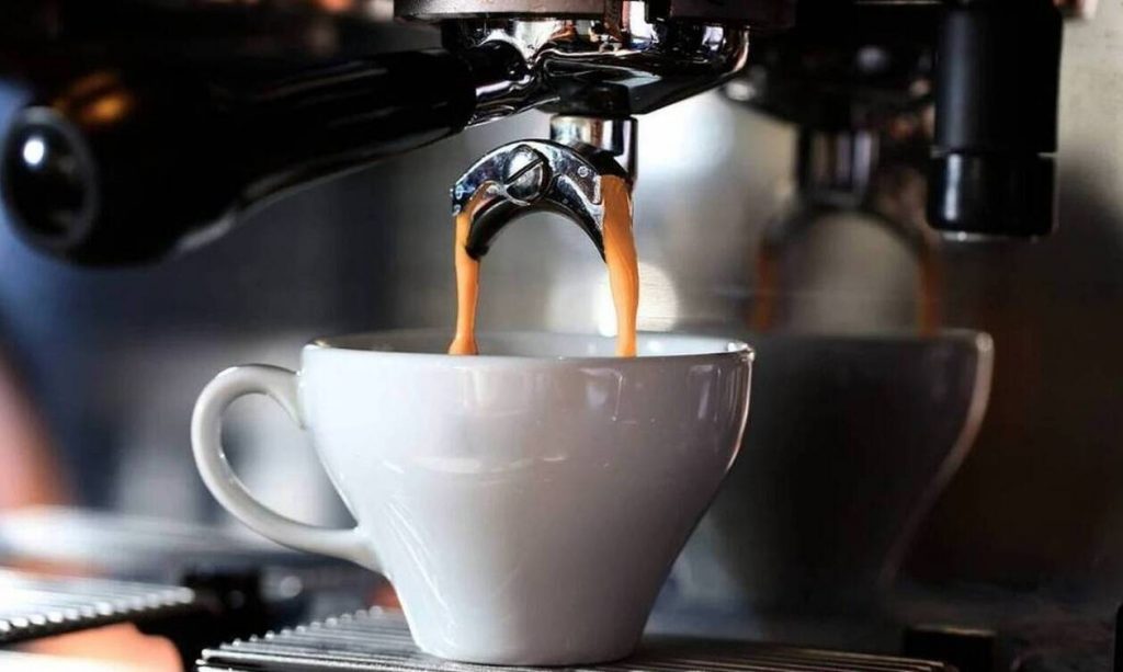 Καφές: Ακριβότερος σε πλαστικό και χάρτινο ποτήρι από την Πρωτοχρονιά - ΟΙΚΟΝΟΜΙΑ