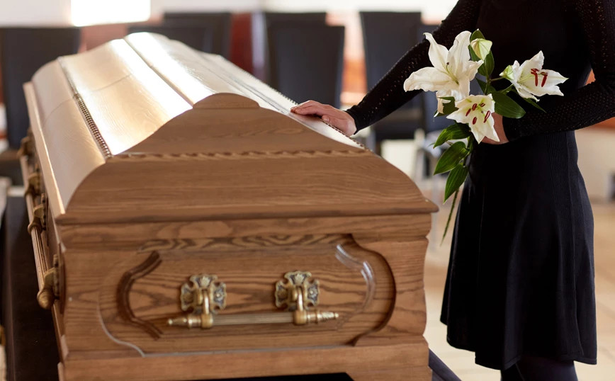 Πέθανε ο άντρας της εδώ και 20 μήνες δεν έχει πάρει τα έξοδα ταφής (βίντεο) - ΠΕΡΙΕΡΓΑ