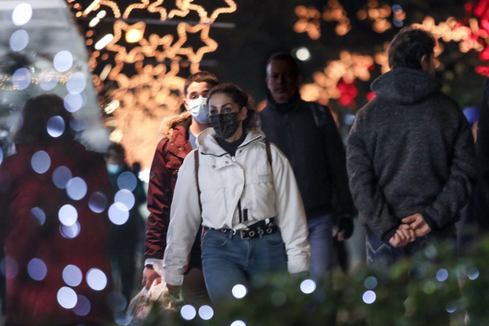 Κορονοϊός: Χριστούγεννα με μέτρα και μάσκες παντού - ΕΛΛΑΔΑ