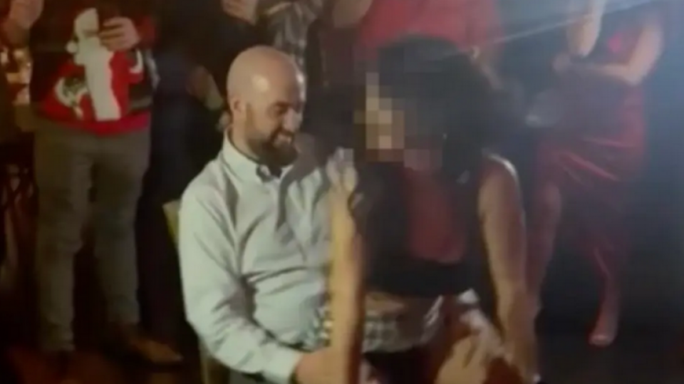 Σάλος στη Ν. Υόρκη: Νεοσύλλεκτη αστυνομικός χόρεψε αισθησιακά στην αγκαλιά υπαρχηγού της αστυνομίας- Το βίντεο που τους «έκαψε» - ΔΙΕΘΝΗ