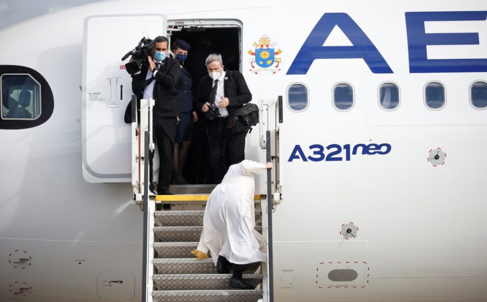 Πάπας Φραγκίσκος: Παραπάτησε την ώρα που ανέβαινε στο αεροπλάνο στο «Ελευθέριος Βενιζέλος» - ΠΕΡΙΕΡΓΑ
