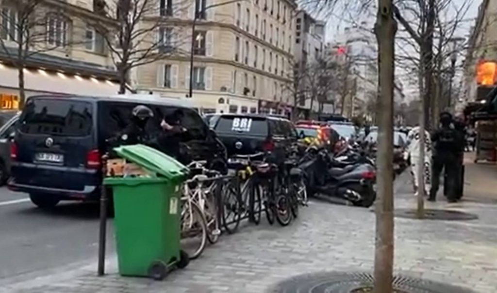 Συναγερμός στο Παρίσι: Άνδρας με μαχαίρι κρατά ομήρους δύο γυναίκες - ΔΙΕΘΝΗ