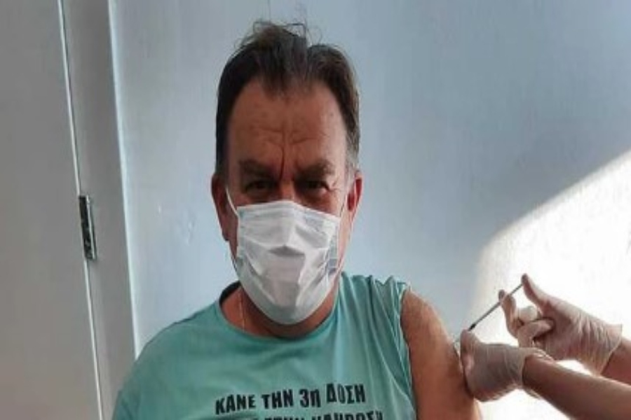 Πάτρα: Η μπλούζα που έγινε viral – Δείτε πώς πήγε να εμβολιαστεί ένας Πατρινός, θα κλαίτε από τα γέλια - ΕΛΛΑΔΑ