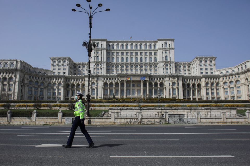 Μεθυσμένος τουρίστας εισέβαλε στο Κοινοβούλιο του Βουκουρεστίου γιατί νόμιζε ότι ήταν το ξενοδοχείο του- Συνελήφθη - ΔΙΕΘΝΗ