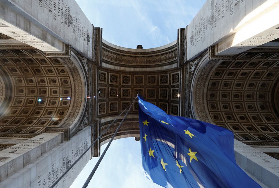 Γαλλία: Η σημαία της ΕΕ αφαιρέθηκε από την Αψίδα του Θριάμβου αφού προκάλεσε σάλο - ΔΙΕΘΝΗ
