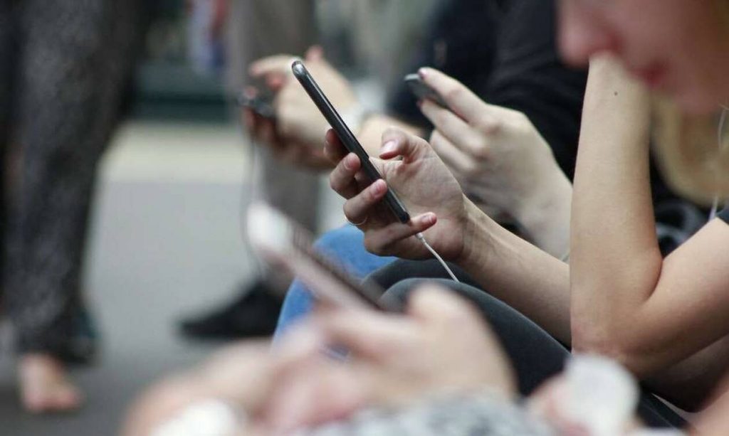 Τέλη κινητής τηλεφωνίας – Πώς κάνουν αίτηση για απαλλαγή οι συνδρομητές 15-29 ετών - ΟΙΚΟΝΟΜΙΑ
