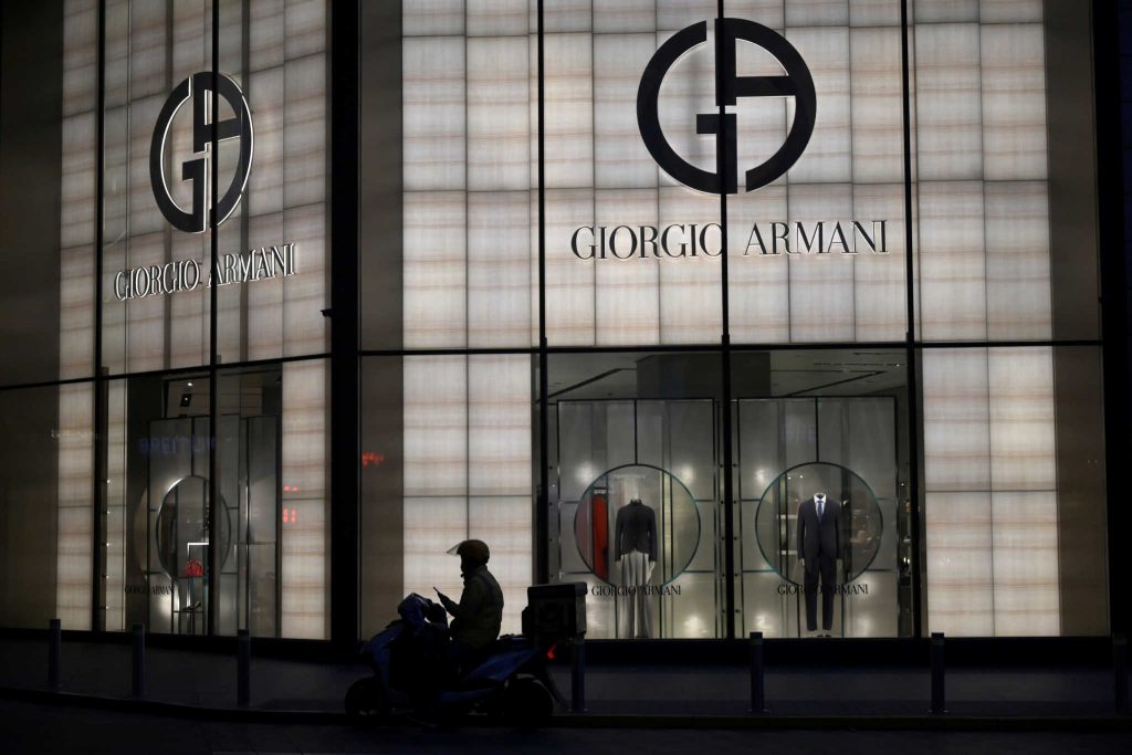 Μετάλλαξη Όμικρον: Ο οίκος Armani ακυρώνει τα ντεφιλέ σε Μιλάνο και Παρίσι - LIFESTYLE