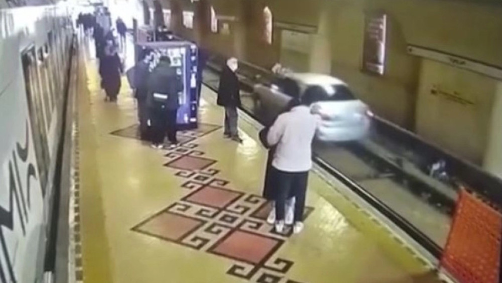 Τρελή πορεία αυτοκινήτου πάνω στις γραμμές του μετρό σπέρνει τον τρόμο - ΔΙΕΘΝΗ