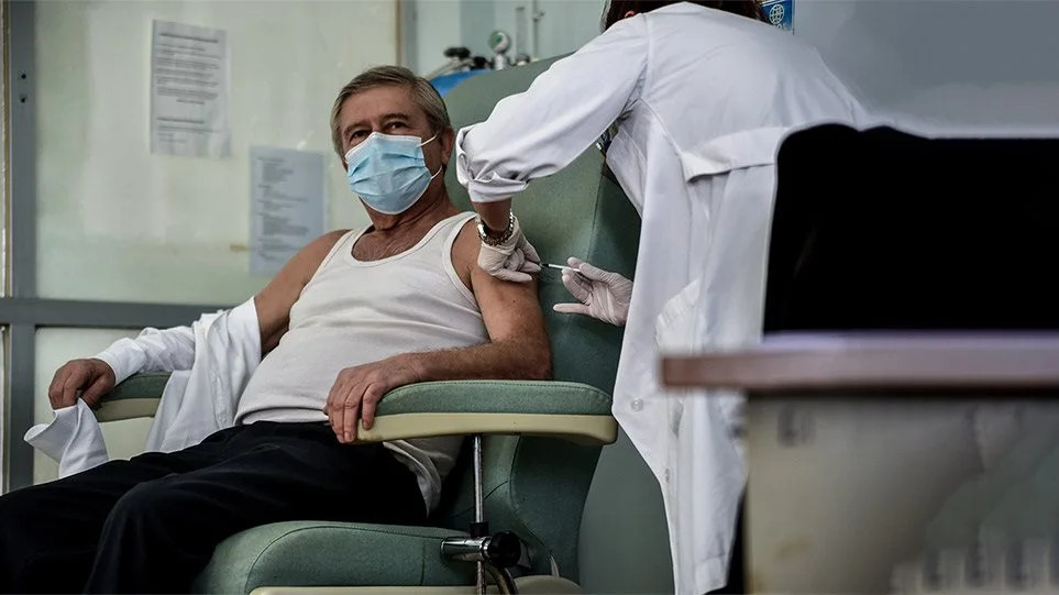 Πώς θα γλιτώσουν το πρόστιμο οι 60άρηδες που εμβολιάστηκαν στο εξωτερικό - ΕΛΛΑΔΑ