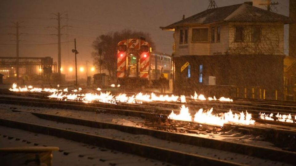 Γιατί στο Σικάγο βάζουν φωτιές στις γραμμές των τρένων; (βίντεο) - ΔΙΕΘΝΗ