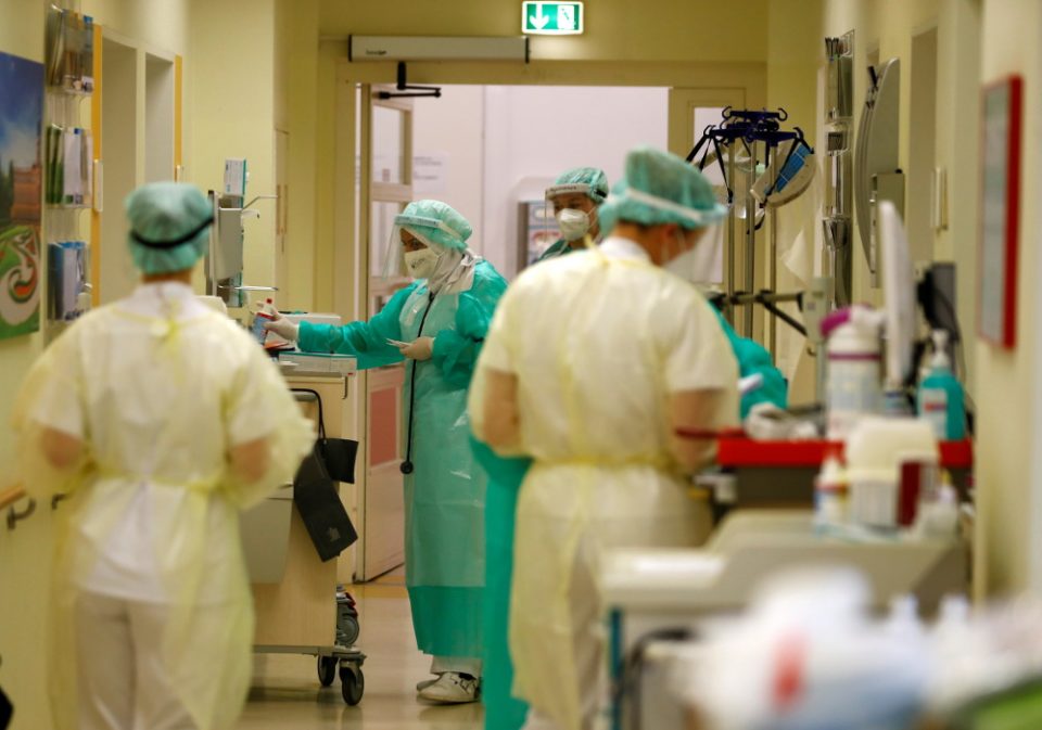 Νοσοκομεία: Σε καραντίνα 2.500 υγειονομικοί – Ξεκινούν επιτάξεις υπηρεσιών ιδιωτών γιατρών - ΕΛΛΑΔΑ