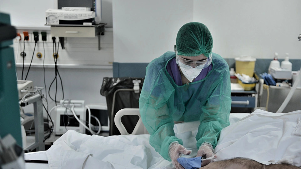 Μόνο ασθενείς με παραλλαγή Δέλτα στις ΜΕΘ – Πότε θα κορυφωθεί η διασπορά της Όμικρον - ΕΛΛΑΔΑ