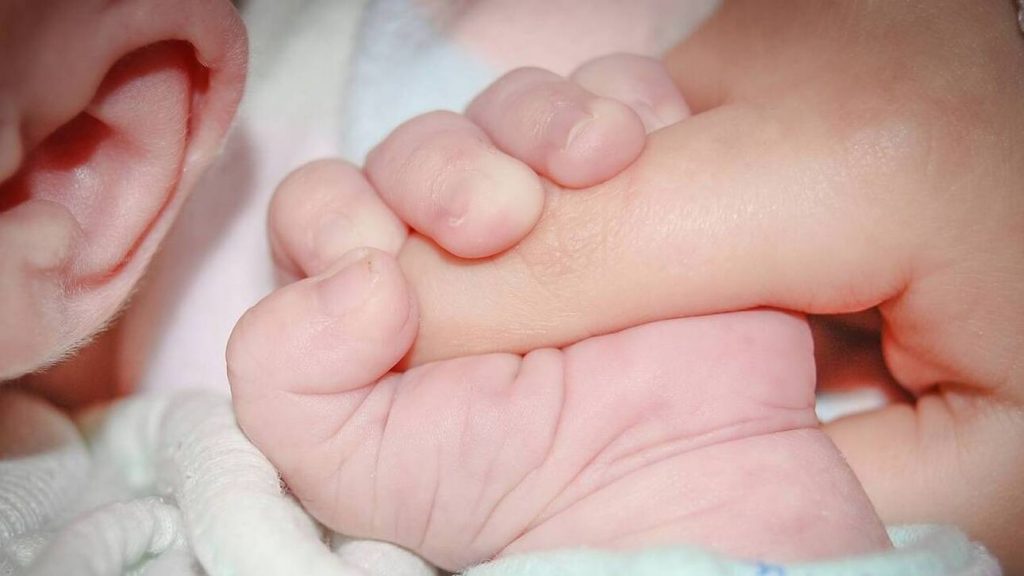 Mετάλλαξη Όμικρον: Πώς εκδηλώνεται στα μωρά – Πότε απαιτείται νοσηλεία - ΥΓΕΙΑ