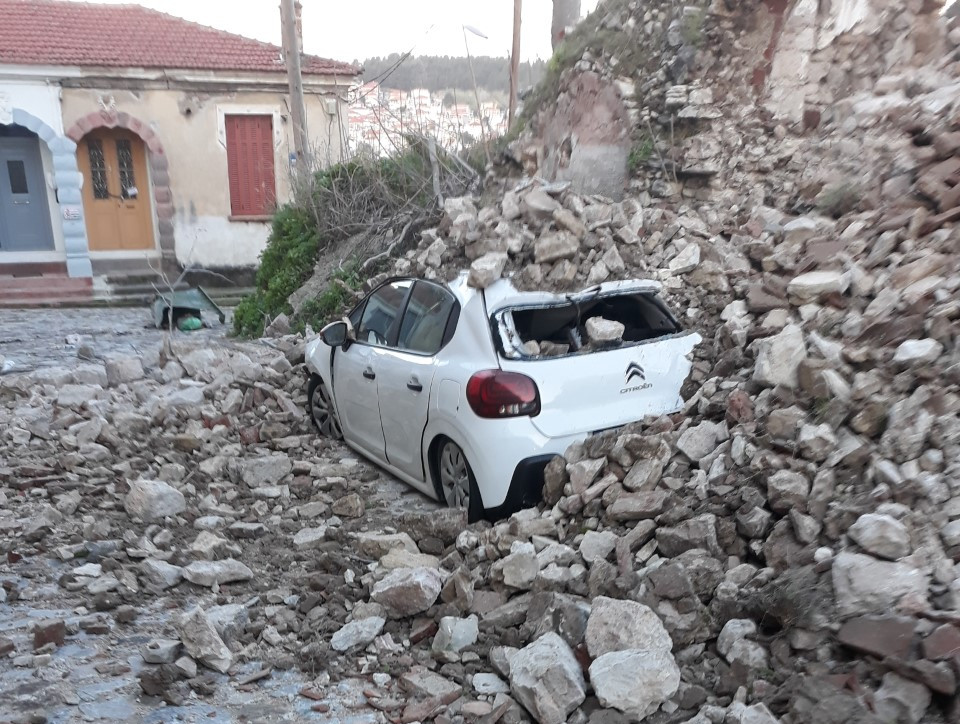 Λέσβος: Πτώση τοιχίου στη Μυτιλήνη και μικροπροβλήματα έφερε ο «Διομήδης» - ΕΛΛΑΔΑ