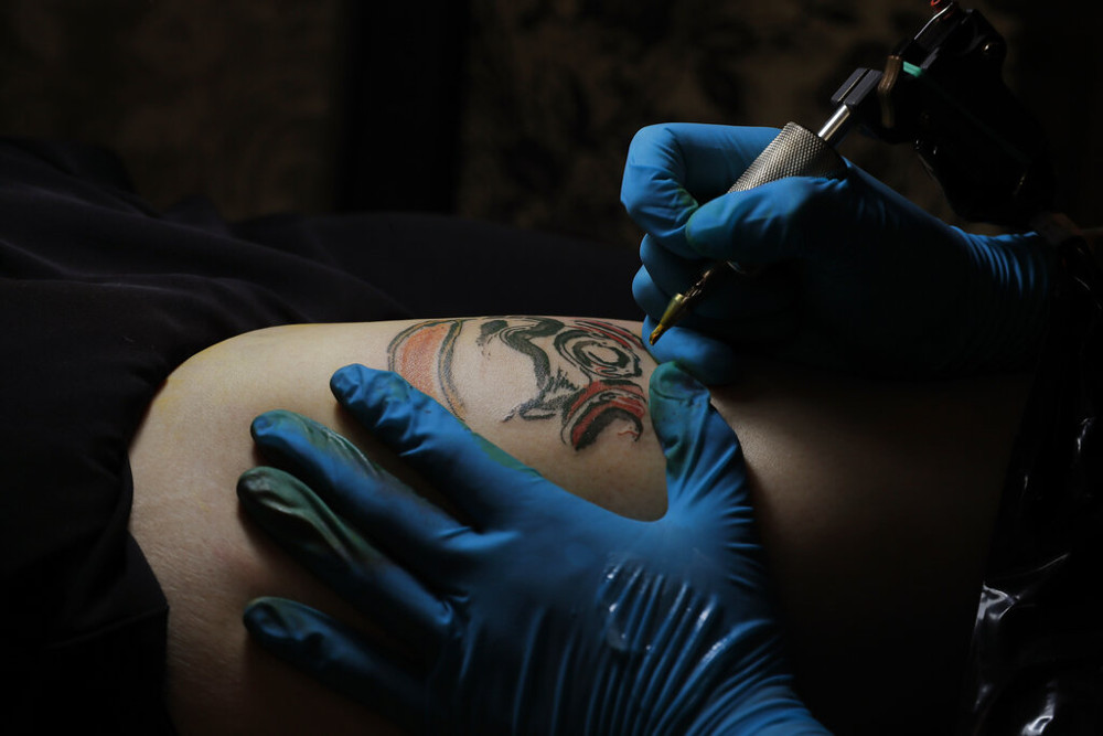 Κανονισμός της ΕΕ καταργεί 4.000 ουσίες σε μελάνια για τατουάζ - ΔΙΕΘΝΗ
