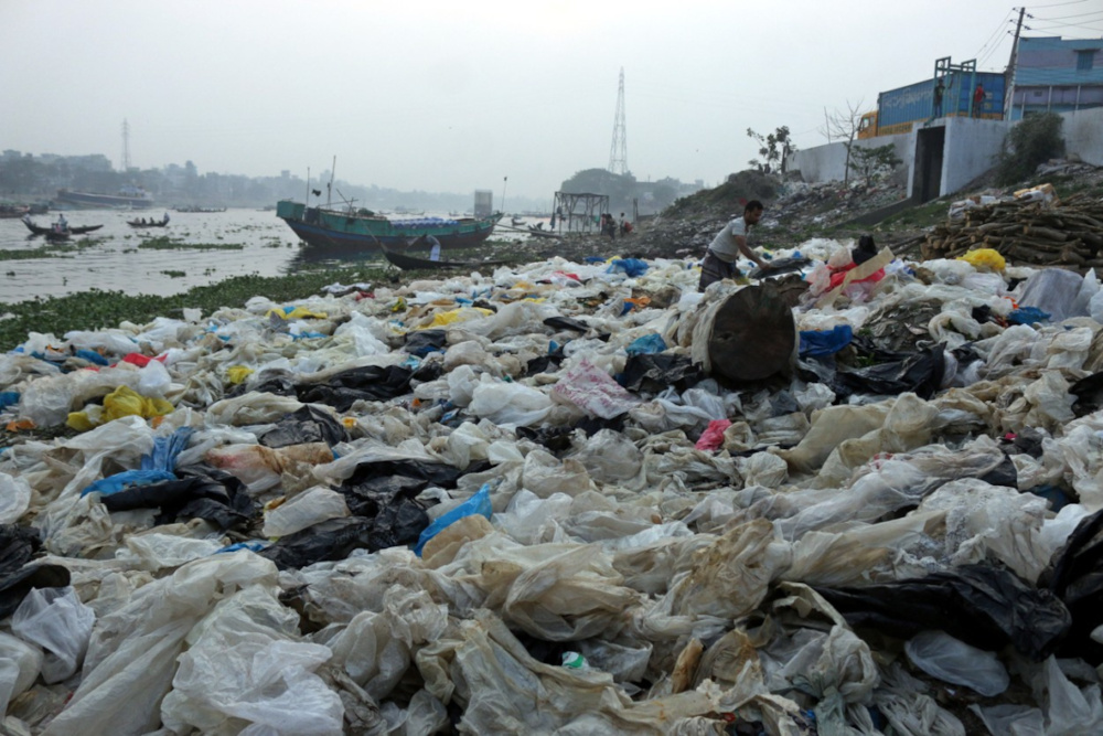 Μπαγκλαντές: Ο ποταμός Buriganga στέγνωσε και εμφανίστηκαν τόνοι πλαστικού - ΔΙΕΘΝΗ