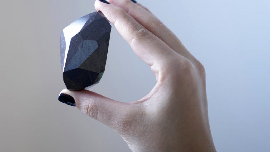 «Αίνιγμα»: Το μεγαλύτερο «εξωγήινο» φυσικό μαύρο διαμάντι στον κόσμο πουλήθηκε για 3,75 εκατ. ευρώ - ΠΕΡΙΕΡΓΑ
