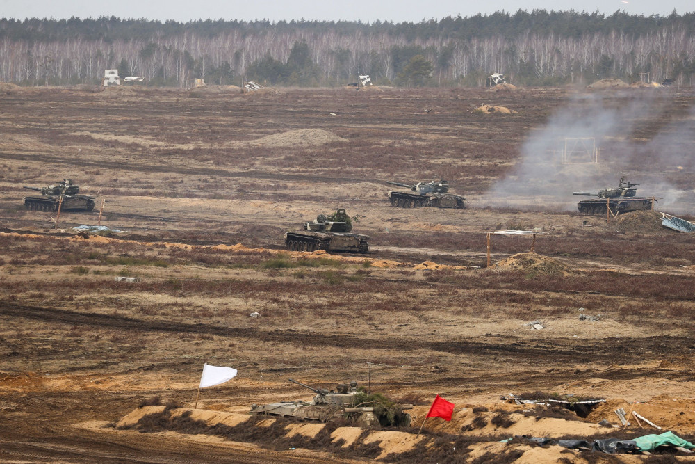 Troops take part in the joint military drills of the armed forces of Russia and Belarus at a firing range in the Brest Region, Belarus February 19, 2022. Vadim Yakubyonok/Belta/Handout via REUTERS ATTENTION EDITORS - THIS IMAGE HAS BEEN SUPPLIED BY A THIRD PARTY. MANDATORY CREDIT. NO RESALES. NO ARCHIVES.