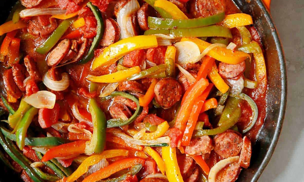 Η συνταγή της ημέρας: Λουκάνικο με πιπεριές – Ο τέλειος μεζές - Χωρίς κατηγορία