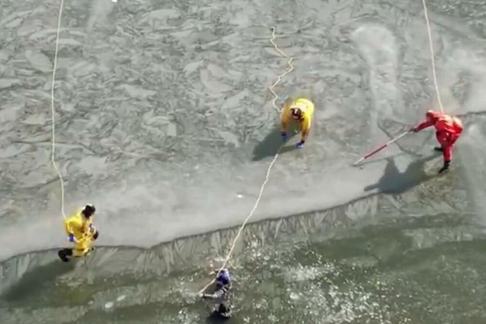 Τυχεροί στην ατυχία τους: Έφηβοι έπεσαν σε λίμνη καλυμμένη με πάγο την ώρα που έκαναν ασκήσεις πυροσβέστες (βίντεο) - ΠΕΡΙΕΡΓΑ