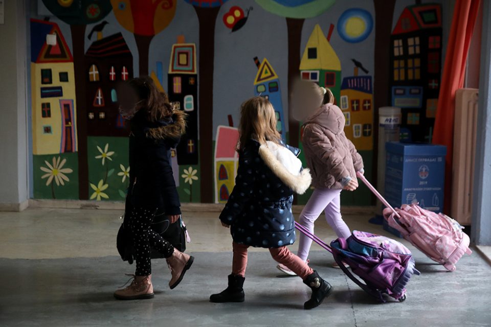 Κορονοϊός: Πώς θα δίνονται οι άδειες σε εργαζόμενους γονείς που τα παιδιά τους νοσούν – Τι αναφέρει το ΦΕΚ - ΕΛΛΑΔΑ