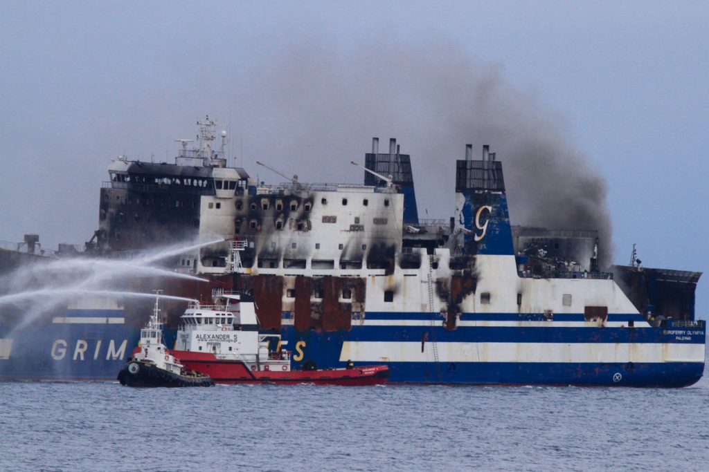 Φωτιά στο πλοίο Euroferry Olympia: Συνεχίζεται η επιχείρηση κατάσβεσης - ΕΛΛΑΔΑ
