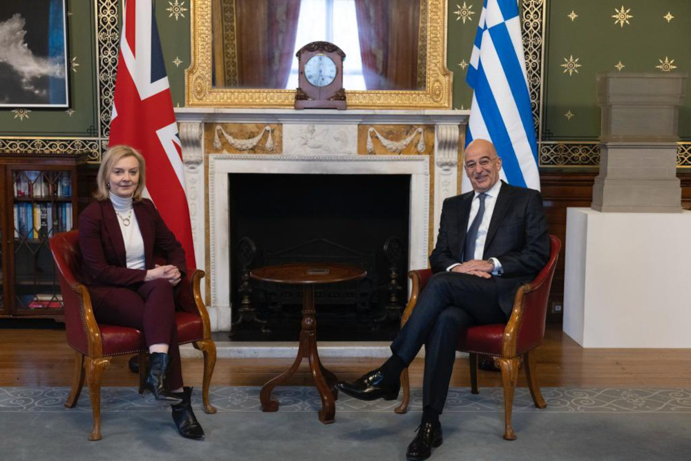 Επική γκάφα της Βρετανίδας υπουργού Εξωτερικών: Μπέρδεψε τον Νίκο Δένδια με τον… Νίκο Βέρτη - Χωρίς κατηγορία