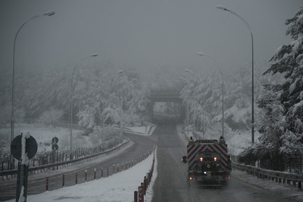 Έκλεισε για μισή ώρα η Εθνική Οδός λόγω της πυκνής χιονόπτωσης - ΝΕΑ